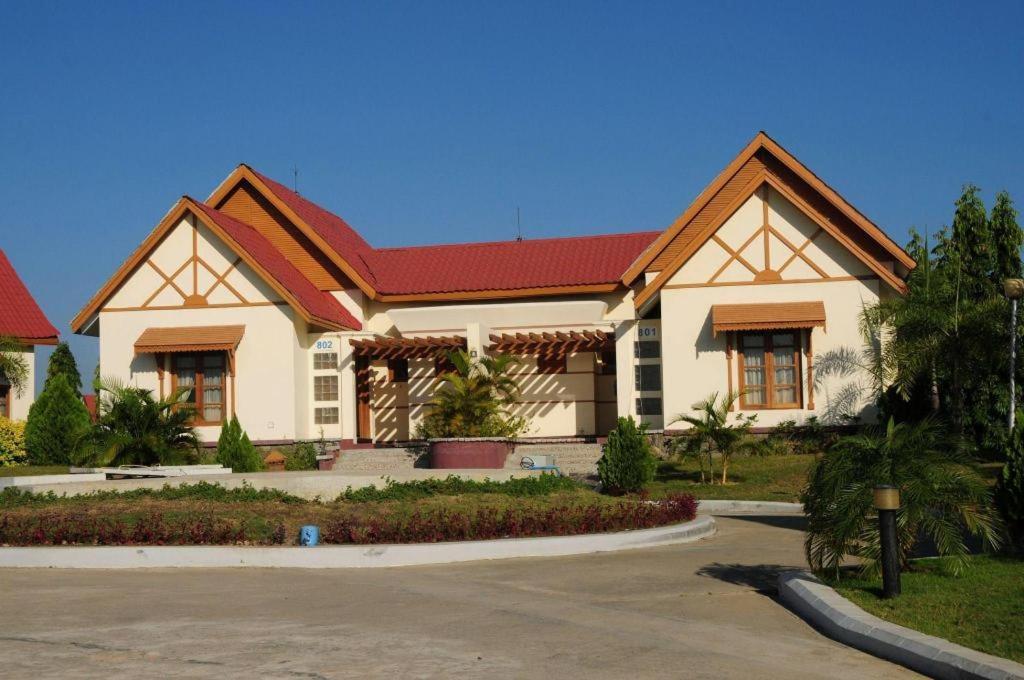 Myat Taw Win Hotel Naypyidaw Esterno foto